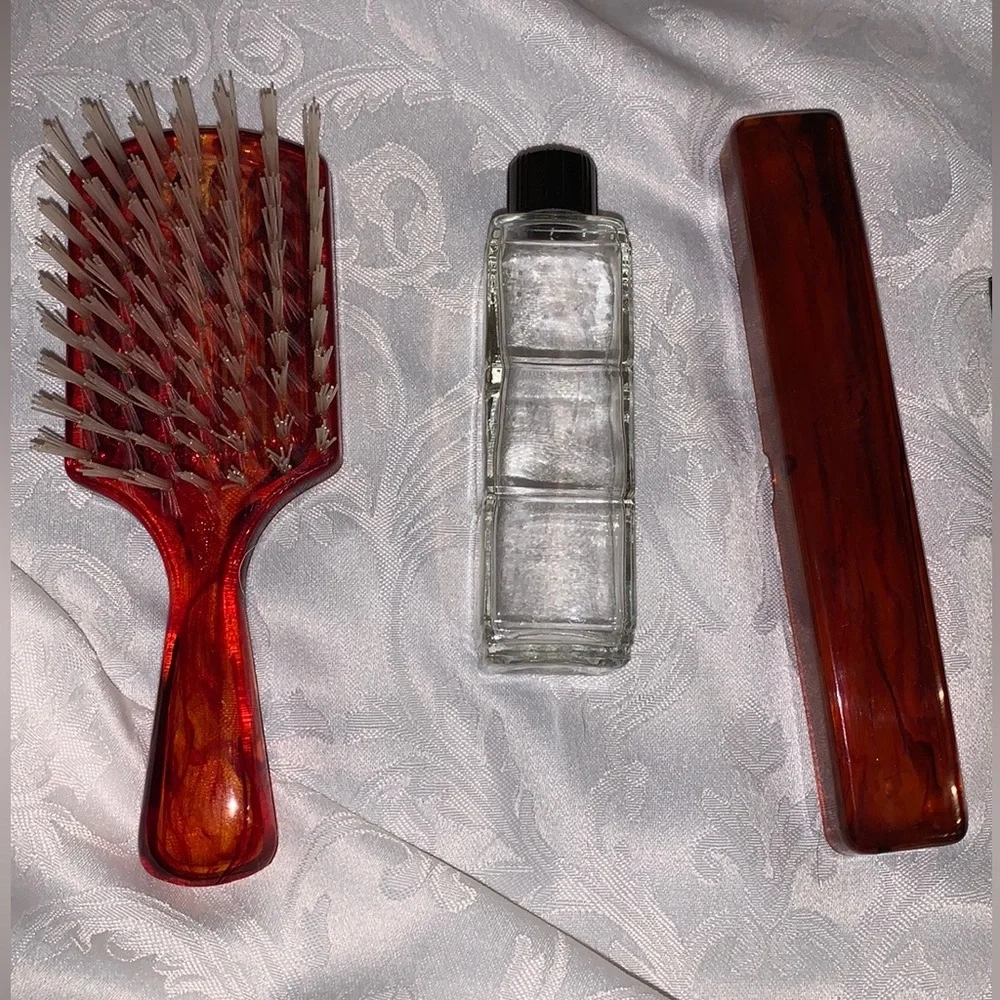 Vintage men’s grooming set in a black case and red interior